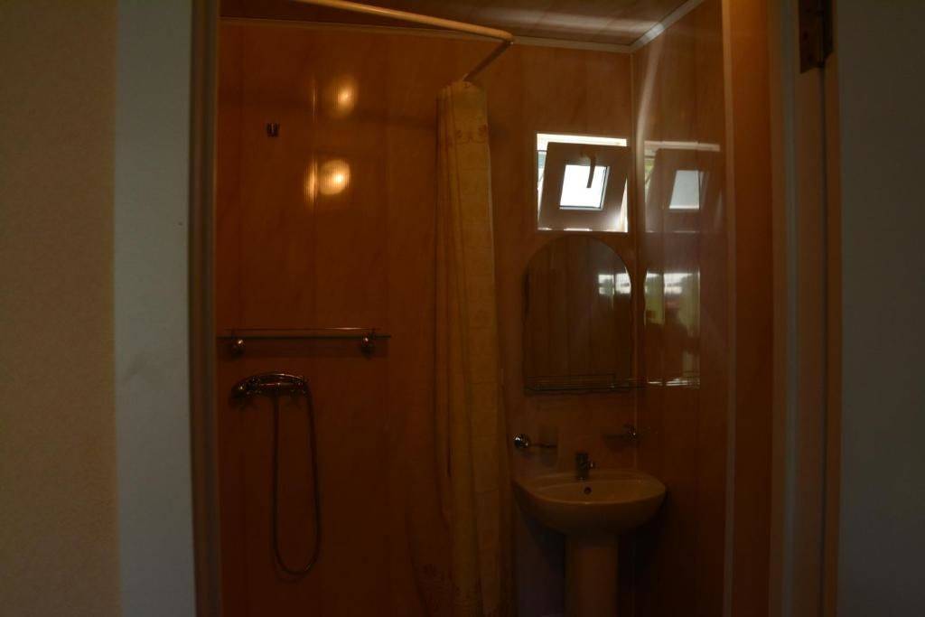 Фотографии номера Трехместный номер с видом на горы в Гостевом доме Гостевой дом Южная Пальмира Пицунда